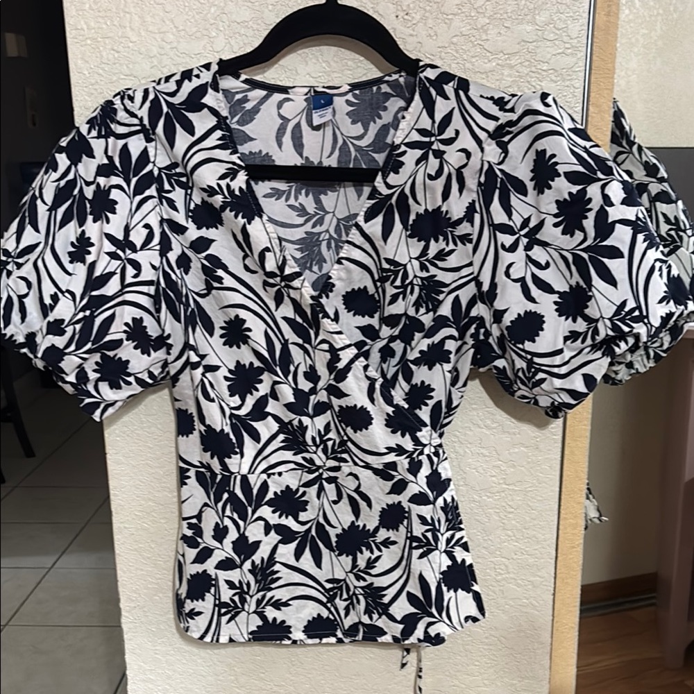 Old Navy Elegant Floral Puff Sleeve Blouse - Black and White